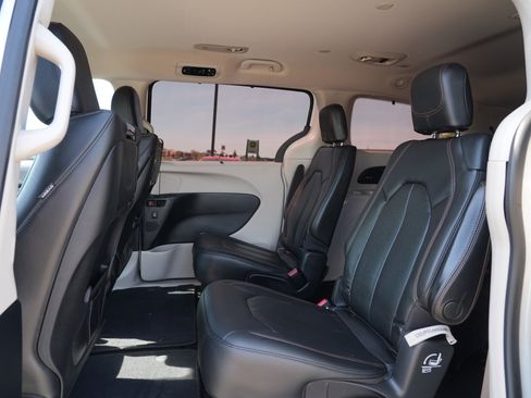 Used 2020 Chrysler Pacifica Touring-L Plus w/ Advanced Safetytec Group FWD image 18