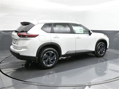 Used 2024 Nissan Rogue SV w/ SV Premium Package image 15