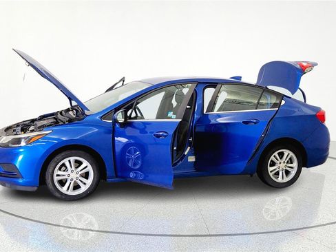 Used 2017 Chevrolet Cruze LT w/ Sun And Sound Package image 6