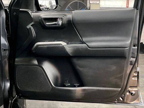 Used 2022 Toyota Tacoma TRD Sport w/ Technology Package image 22