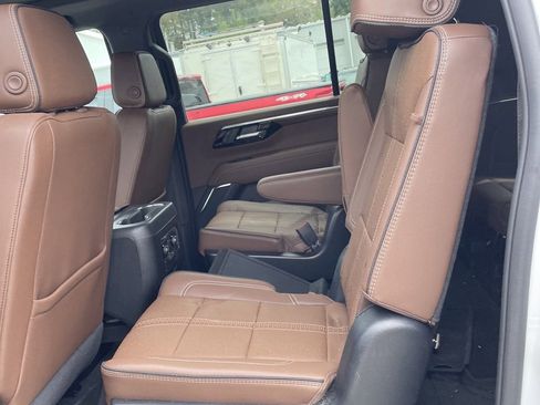 Used 2025 Chevrolet Suburban High Country AWD/4WD image 18