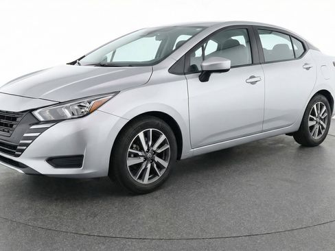 Used 2025 Nissan Versa SV image 3
