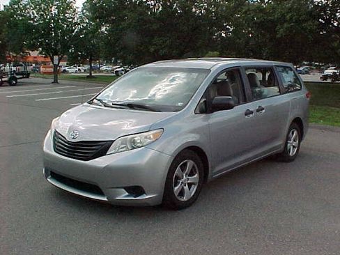Used 2011 Toyota Sienna w/ Towing Pkg FWD image 4