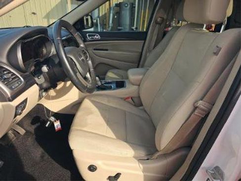 Used 2022 Jeep Grand Cherokee Laredo E image 10