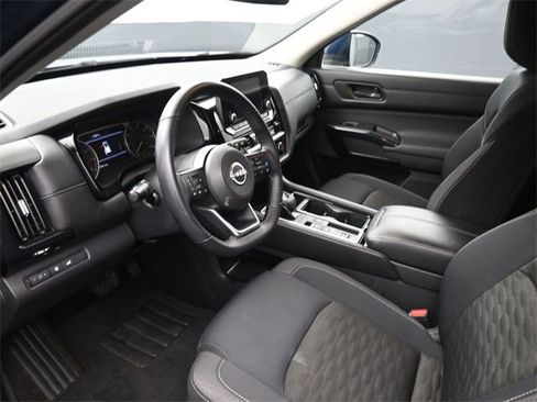 Used 2025 Nissan Pathfinder SV image 18