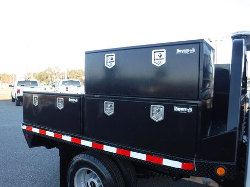 Used 2022 GMC Sierra 3500 Pro w/ Convenience Package image 4