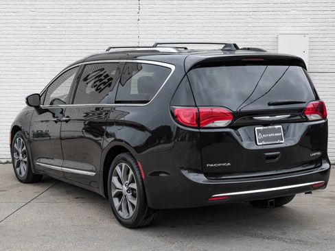 Used 2018 Chrysler Pacifica Limited image 9