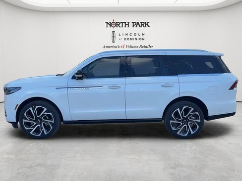 New 2027 Lincoln Navigator Reserve RWD image 2