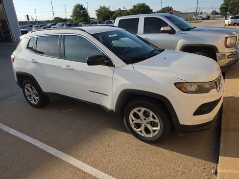 Used 2024 Jeep Compass Latitude AWD/4WD image 1
