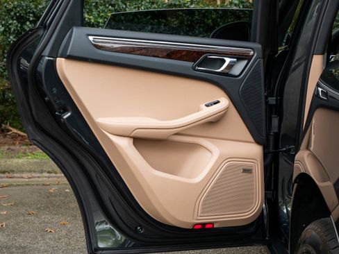 Used 2025 Porsche Macan image 32