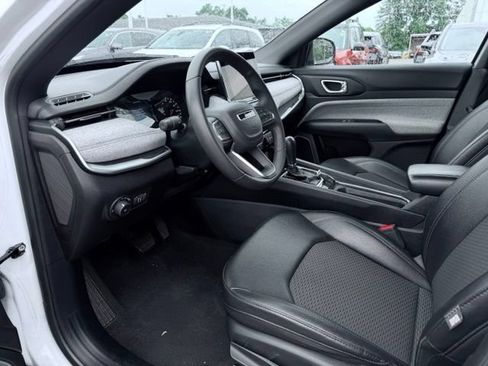 Used 2024 Jeep Compass Latitude AWD/4WD image 17