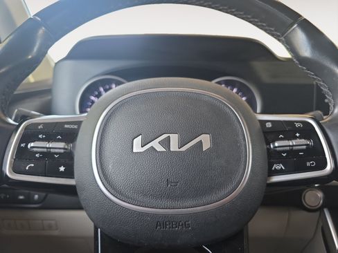 Used 2022 Kia Carnival LX FWD image 9