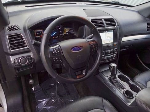 Used 2018 Ford Explorer XLT w/ Equipment Group 202A image 10