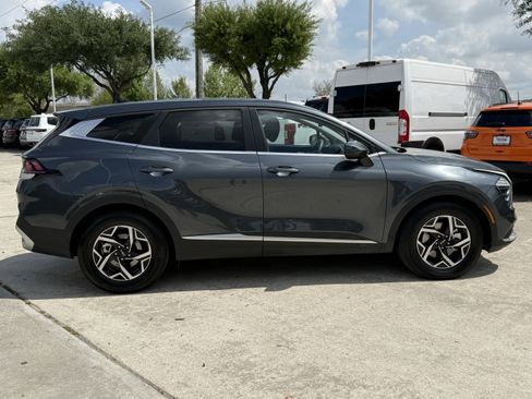 Used 2025 Kia Sportage LX image 3