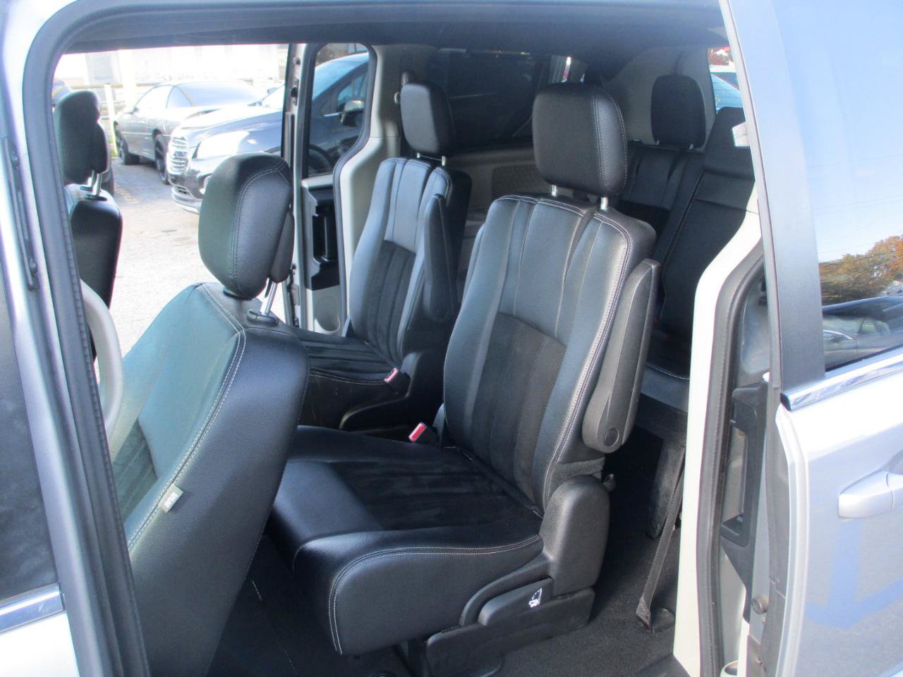 Used 2016 Dodge Grand Caravan SXT FWD image 9