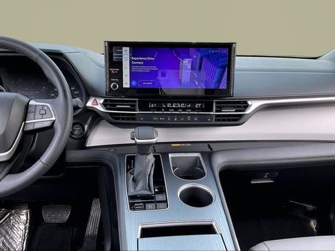 Used 2025 Toyota Sienna XLE image 9