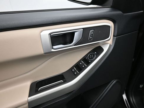 Used 2022 Ford Explorer XLT image 11