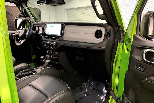 Used 2026 Jeep Wrangler Unlimited Sahara w/ Technology Group AWD/4WD image 19