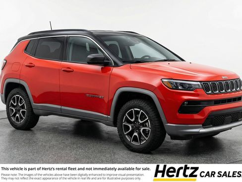 Used 2025 Jeep Compass Trailhawk image 1