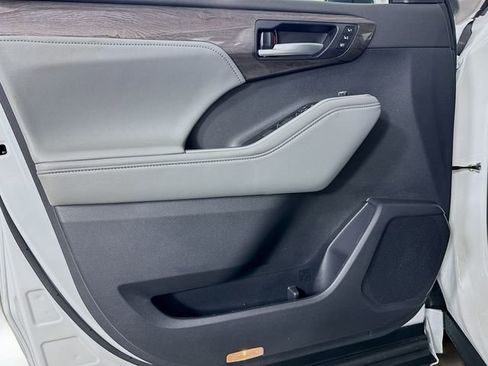 New 2026 Toyota Highlander Platinum image 13