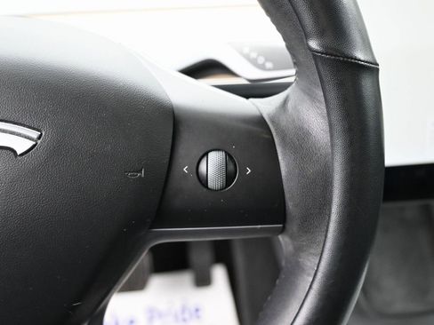 Used 2022 Tesla Model Y Long Range image 18