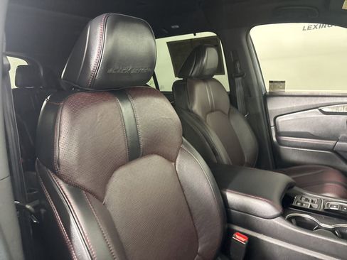 Used 2025 Honda Pilot Black Edition image 30