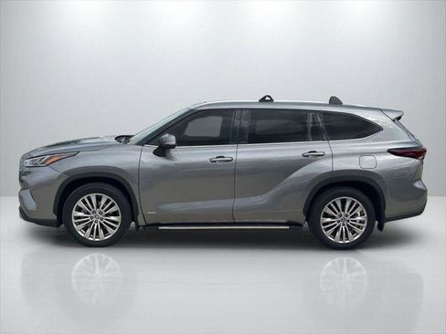 Certified 2025 Toyota Highlander Platinum AWD/4WD image 8