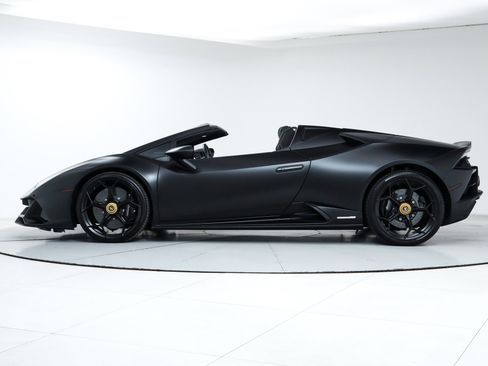 Used 2024 Lamborghini Huracan EVO image 2