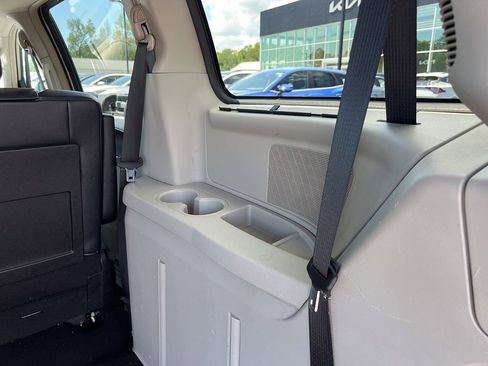 Used 2013 Chrysler Town & Country Touring-L w/ Driver Convenience Group FWD image 6