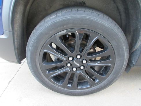 Used 2023 GMC Acadia SLE w/ Driver Convenience Package FWD image 9