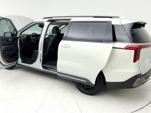 Used 2025 Kia Carnival SX Prestige image 11