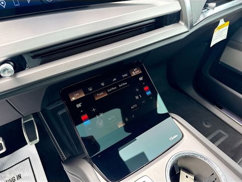 New 2026 Cadillac Vistiq Luxury image 16