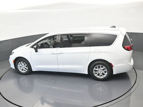 Used 2025 Chrysler Pacifica Select FWD image 44