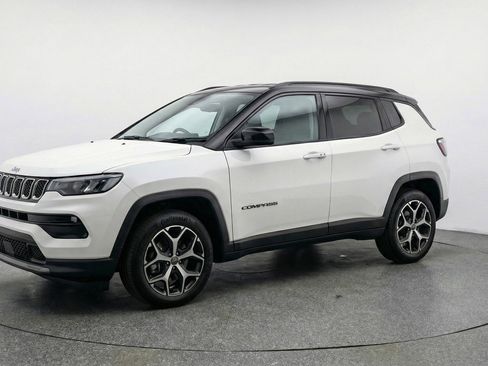 Used 2025 Jeep Compass Limited image 3