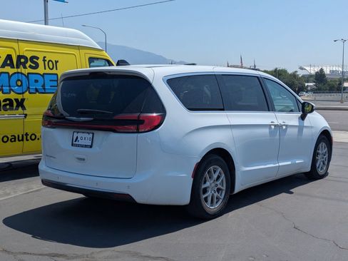 Used 2023 Chrysler Pacifica Touring-L FWD image 4