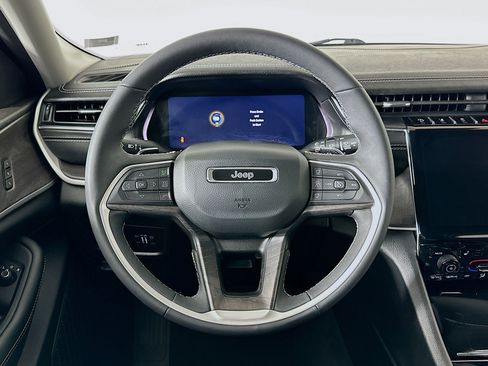 Used 2023 Jeep Grand Cherokee L Limited image 18