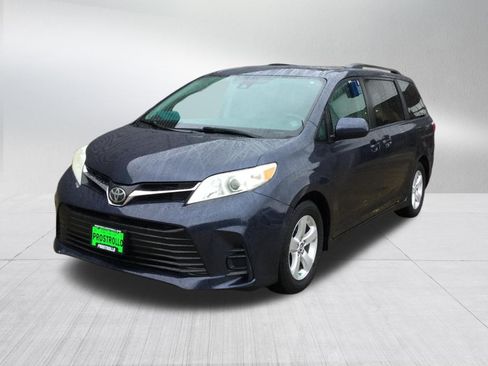 Used 2018 Toyota Sienna LE FWD image 2