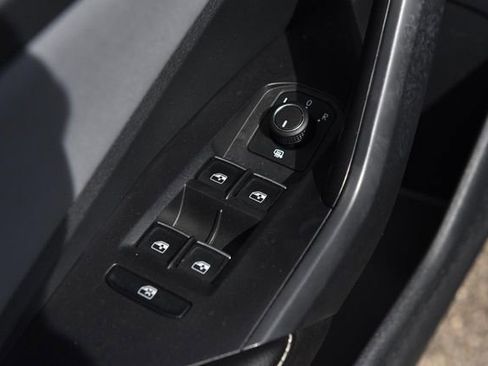 Used 2025 Volkswagen Jetta SE image 8