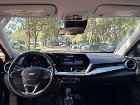 Used 2025 Chevrolet Trax LT w/ LT Convenience Package image 27