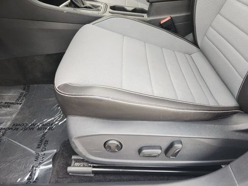Used 2025 Volkswagen Jetta SE FWD image 25