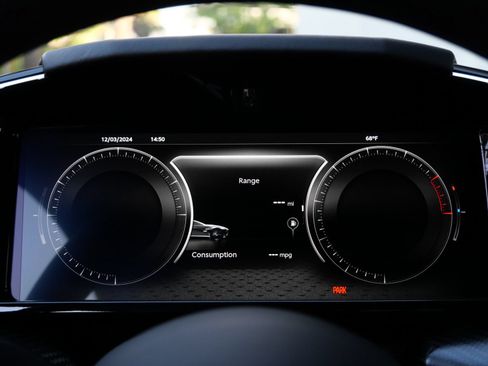 Used 2025 Aston Martin V8 Vantage Coupe RWD image 6