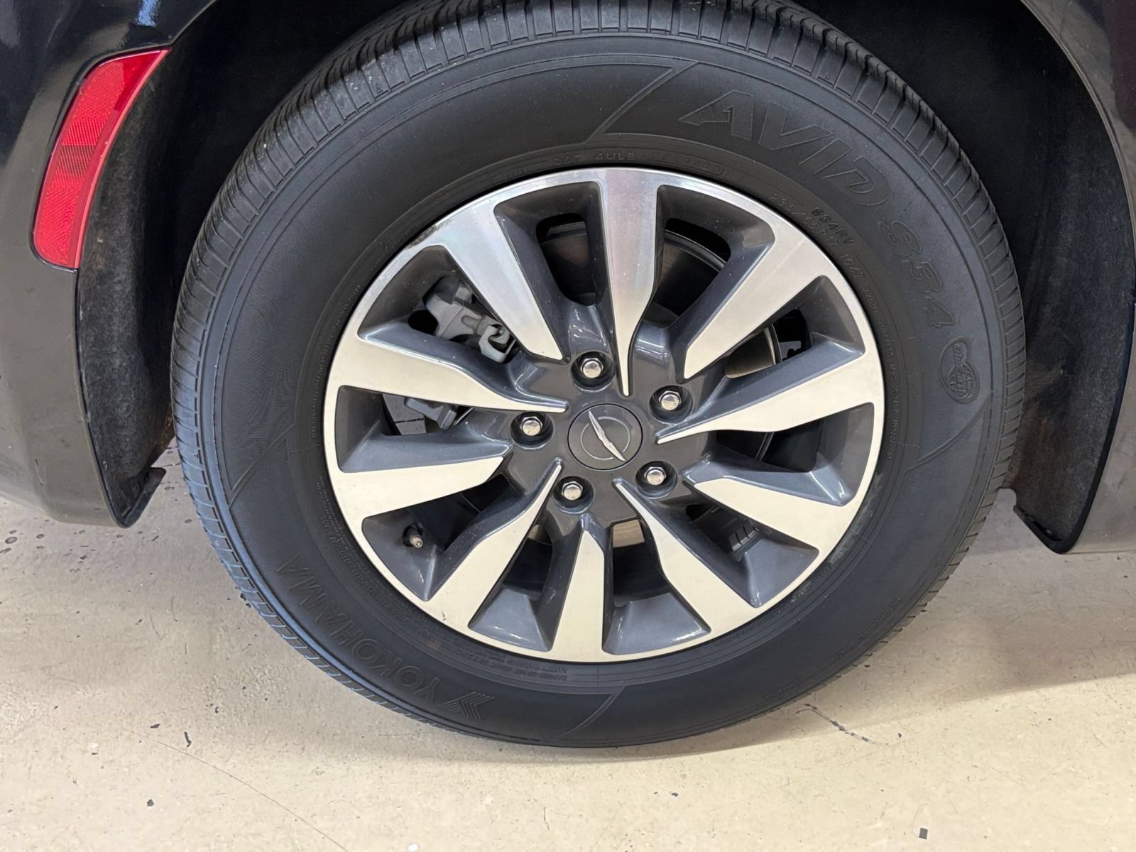 Used 2023 Chrysler Pacifica Touring-L FWD image 32