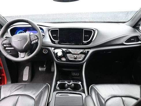Used 2025 Chrysler Pacifica Limited FWD image 17