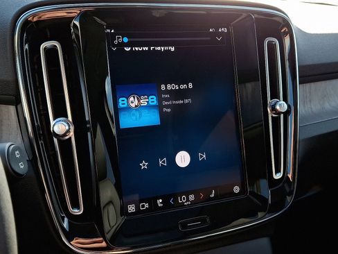 Certified 2024 Volvo XC40 B5 Core image 17