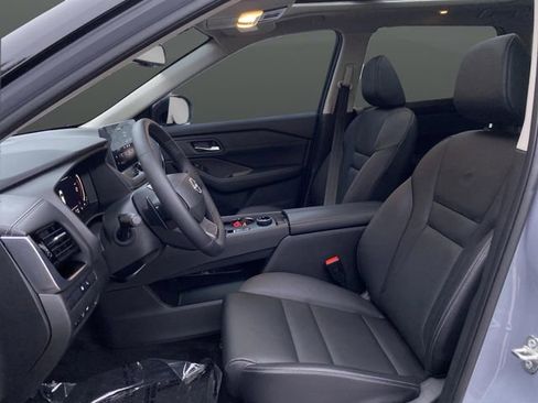 Used 2025 Nissan Rogue SL w/ SL Premium Package image 4