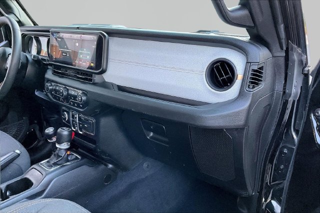 Used 2024 Jeep Wrangler Unlimited w/ Convenience Group AWD/4WD image 18