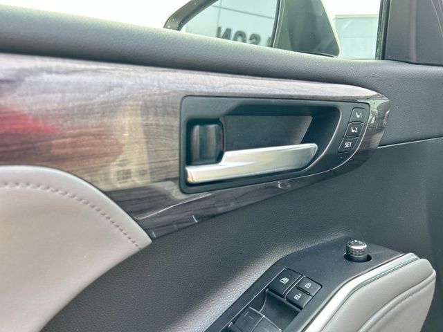 Used 2021 Toyota Highlander Limited AWD/4WD image 35