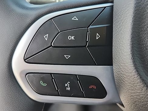 Used 2023 Chrysler Pacifica Touring-L FWD image 17