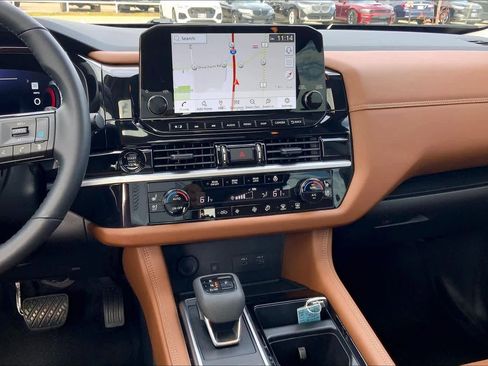 Used 2025 Nissan Pathfinder Platinum image 6