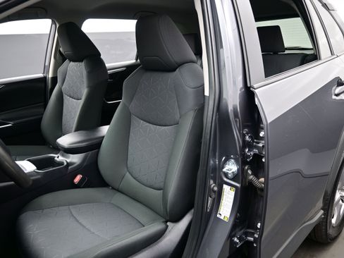 Used 2025 Toyota RAV4 XLE AWD/4WD image 12